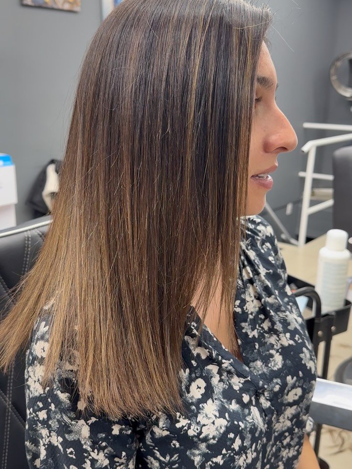 Alisado y corte femenino en barbería San Felipe