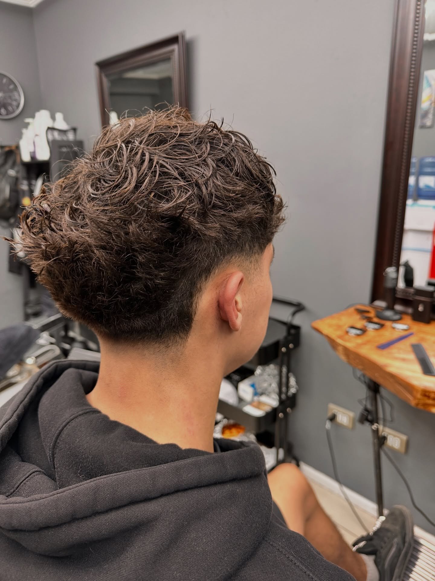 Corte masculino texturizado en barbería San Felipe