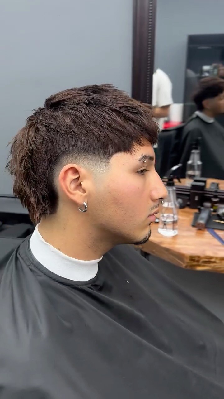 Barbero realizando corte fade de precisión en Locos Barber Shop San Felipe